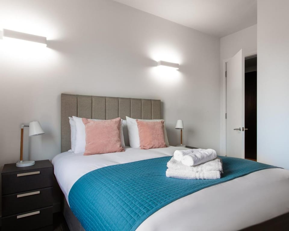 Bed, Photo of the whole room, Bedroom, towels