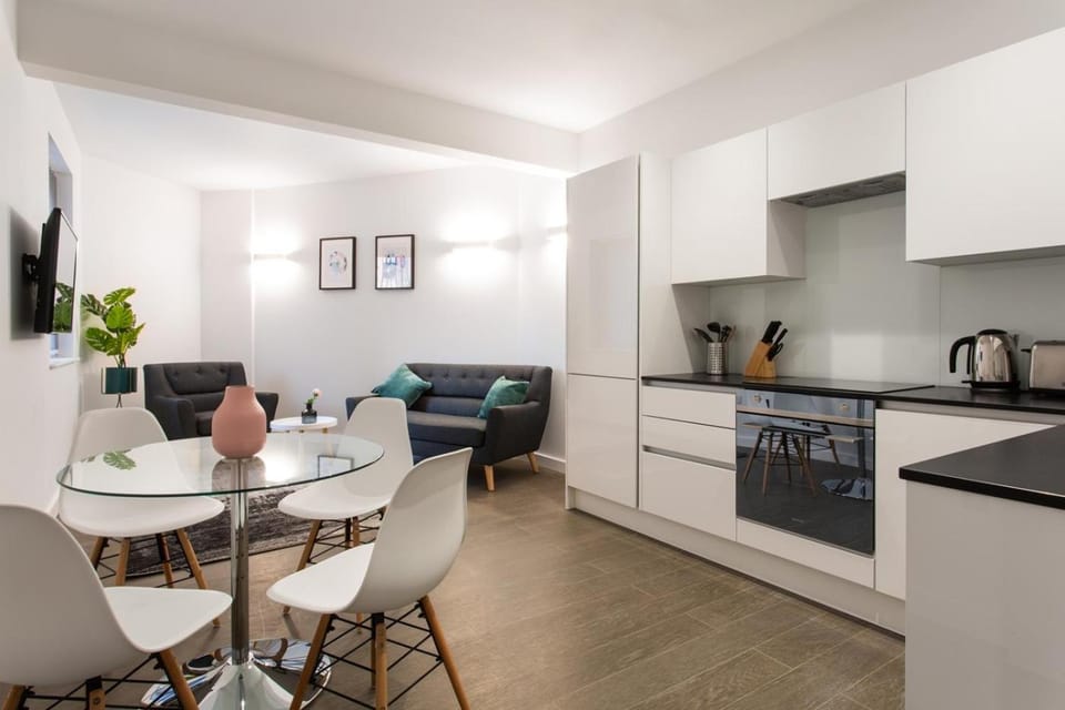 Coffee/tea facilities, Kitchen or kitchenette, Living room, Seating area, Dining area, dishwasher, oven, pet friendly, stove, toaster