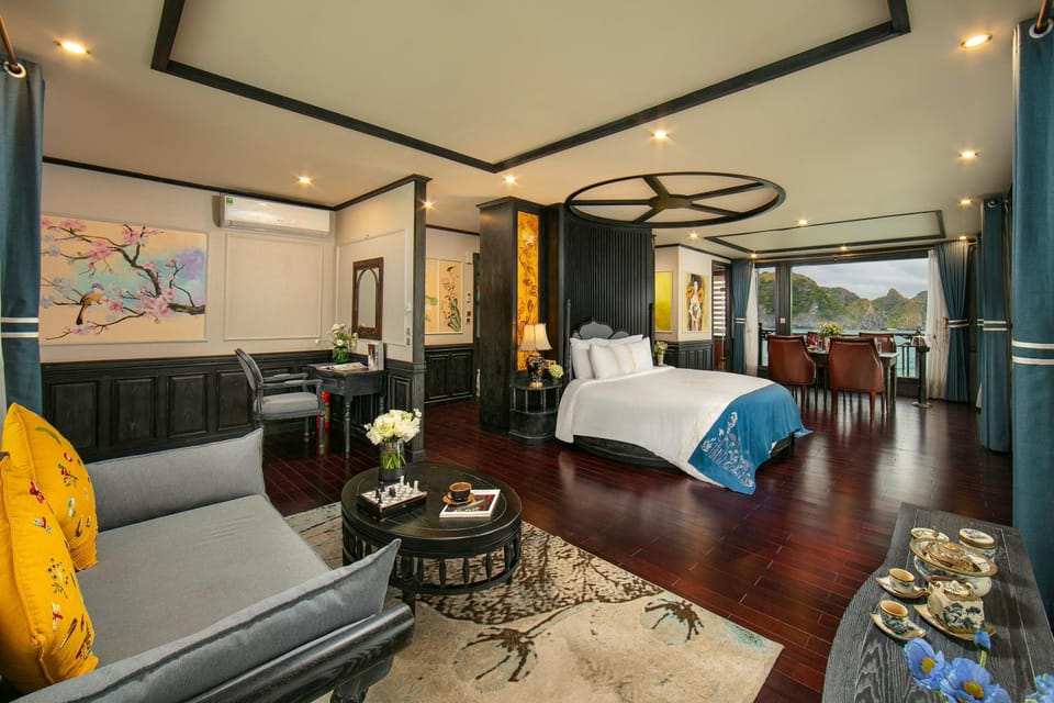 Bed, TV and multimedia, Living room, Photo of the whole room, Seating area, Bedroom