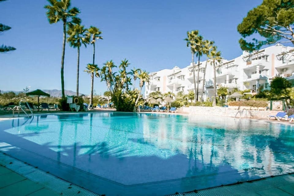 Swimming pool, sunbed