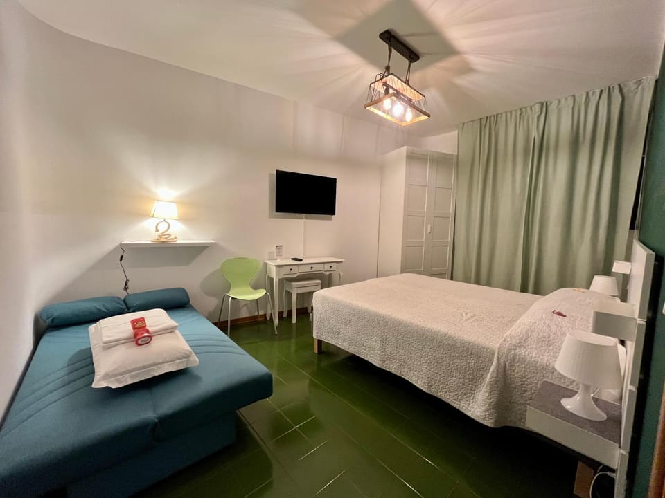 Bed, TV and multimedia, Photo of the whole room, Bedroom