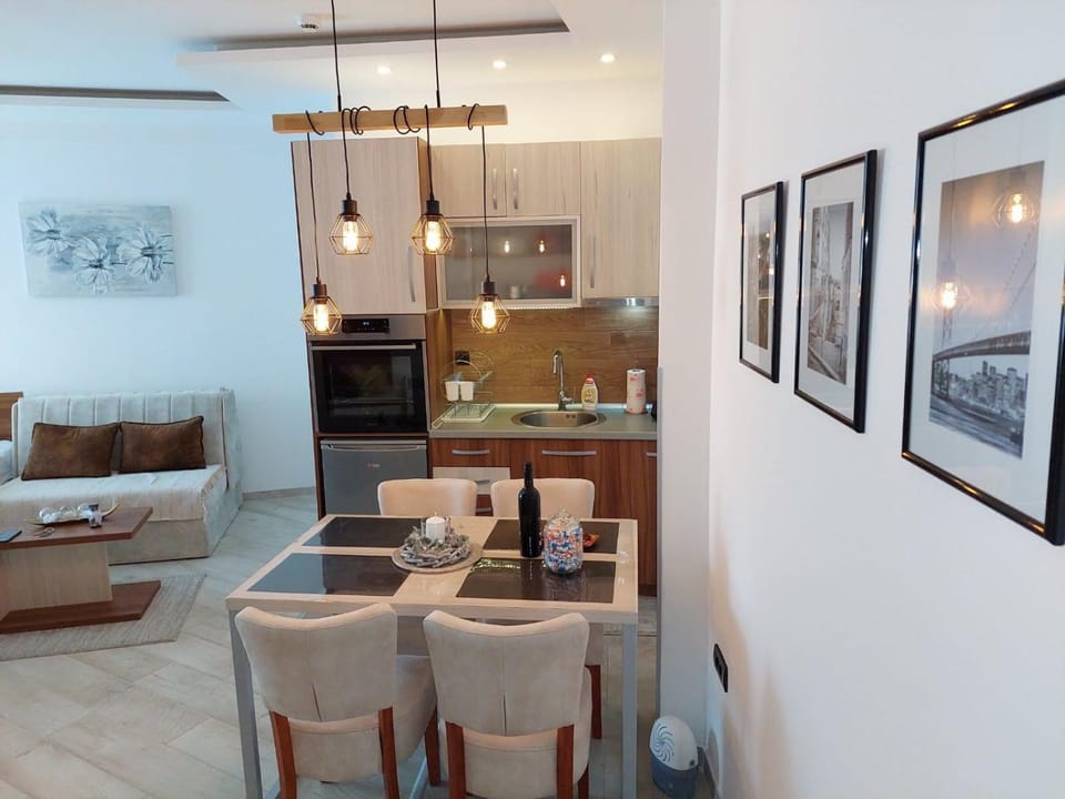 Kitchen or kitchenette, Dining area, pet friendly, stove