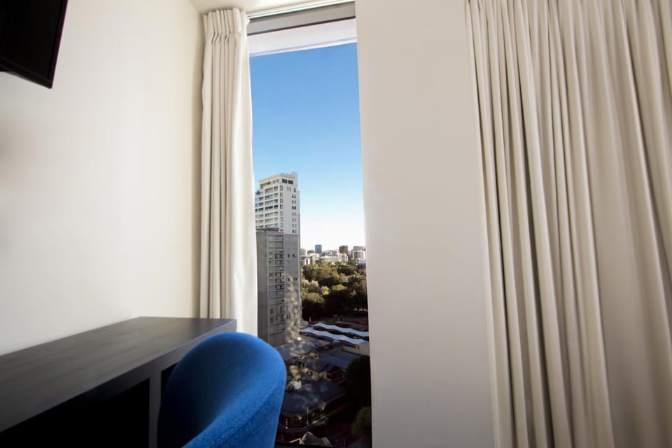 1 Bed Studio Apartment Near Eagle Street Inn in Kangaroo Point