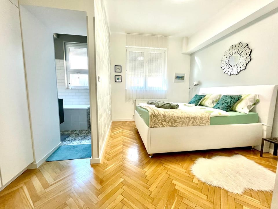 Bathroom, Photo of the whole room, Bedroom