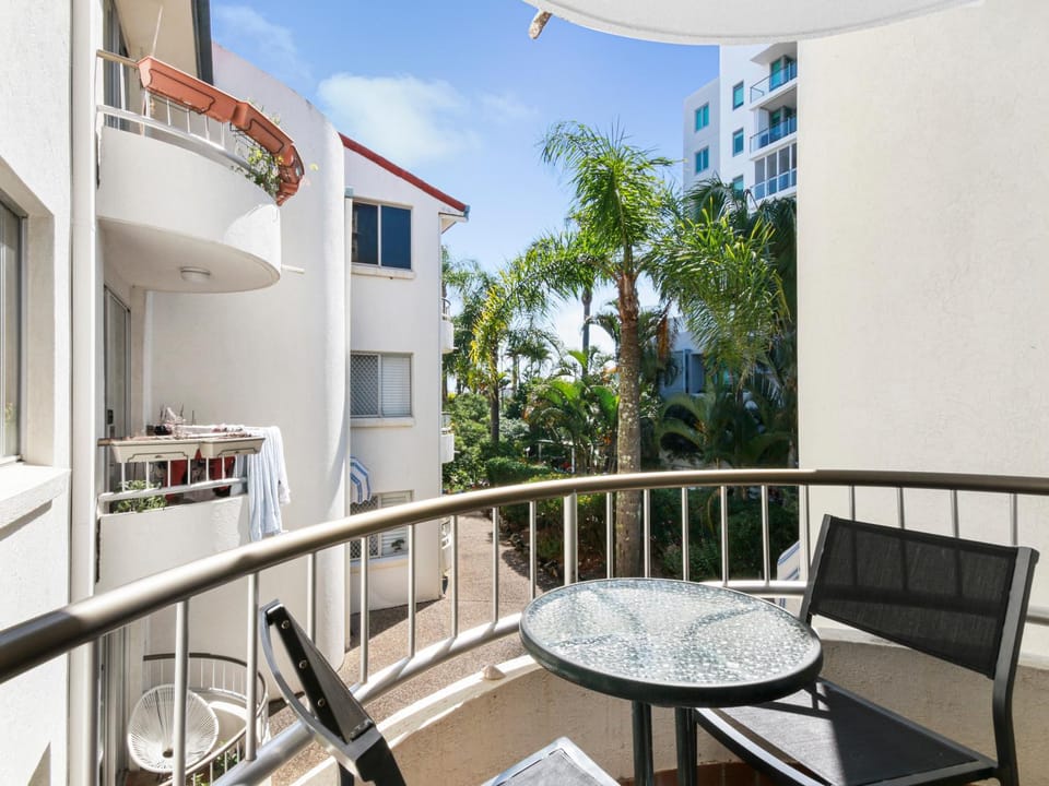 Superb 1 Bedroom Apartment near the Beach Apartment in Burleigh Heads