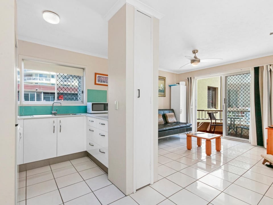 Superb 1 Bedroom Apartment near the Beach Apartment in Burleigh Heads