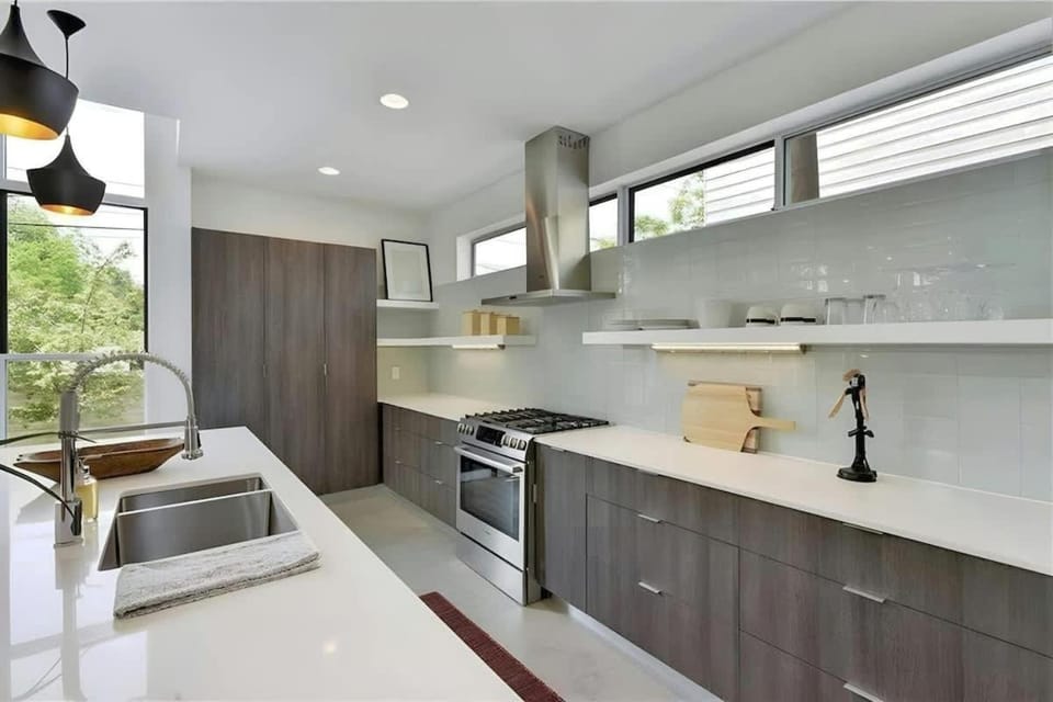 Stunning Modern Home w Pool and Hot Tub in DT House in Austin