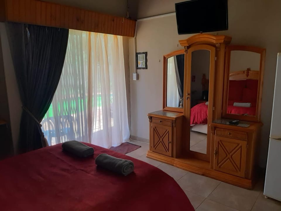 Toilet, Bed, Bathroom, TV and multimedia, Pool view, towels, wardrobe