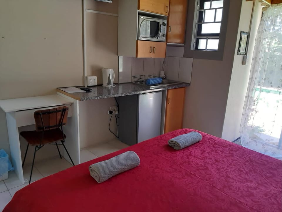 Bed, Kitchen or kitchenette, minibar