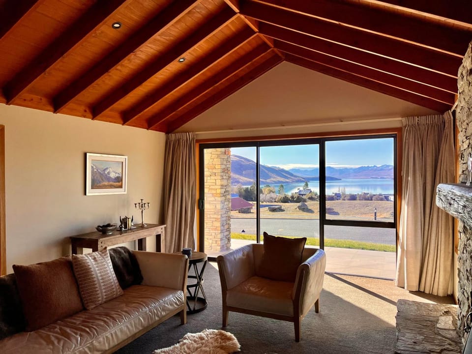 Living room, Lake view, Mountain view, fireplace