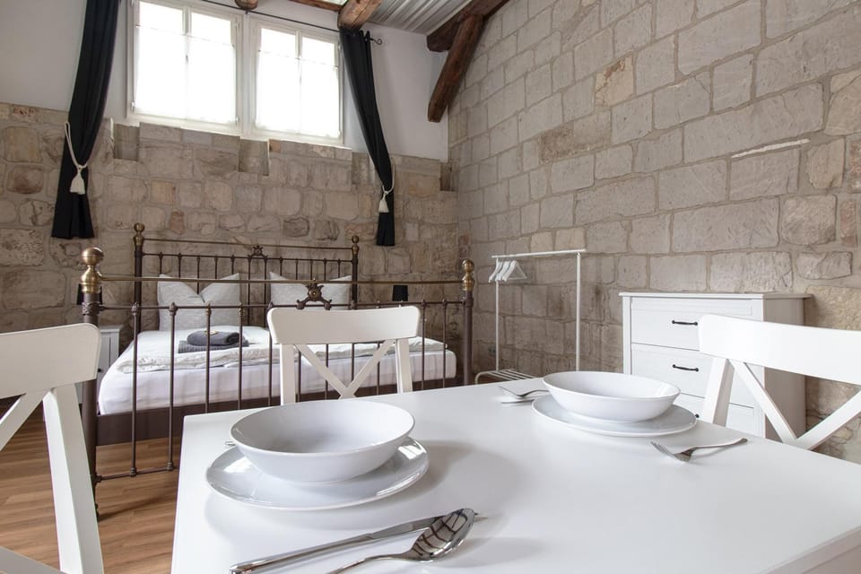 Bed, Dining area