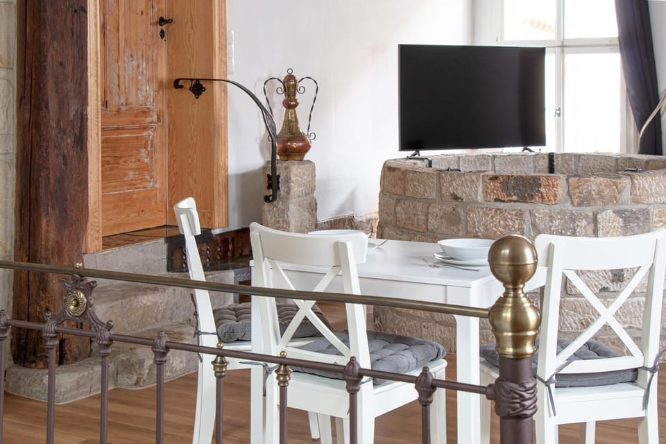 TV and multimedia, Seating area, Dining area