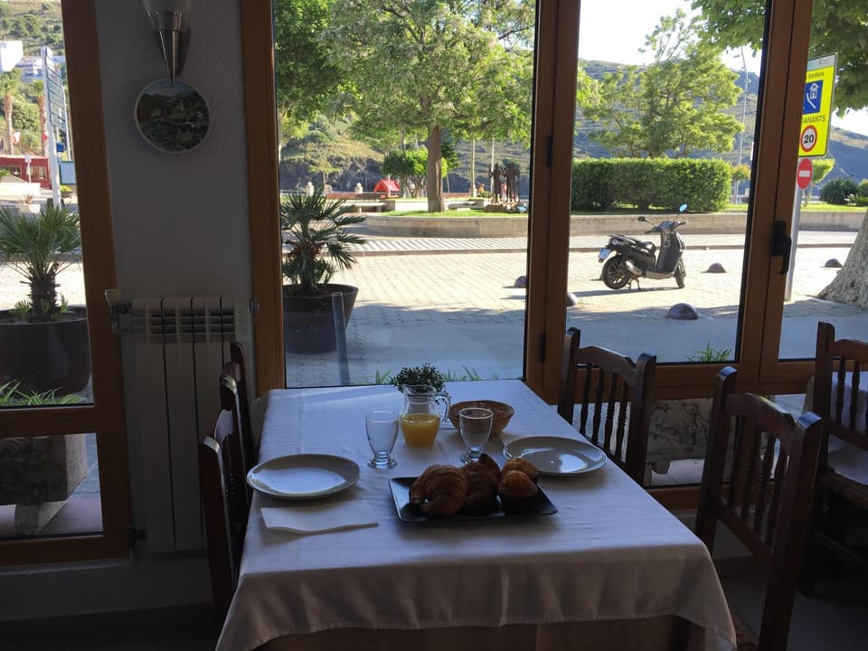 Food and drinks, Continental breakfast