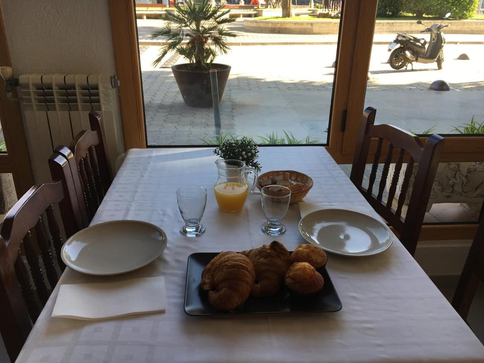 Food and drinks, Continental breakfast