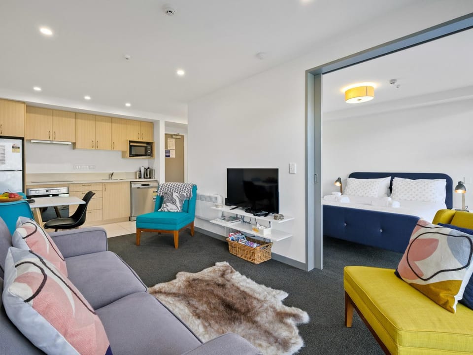 TV and multimedia, Living room, Seating area, Evening entertainment