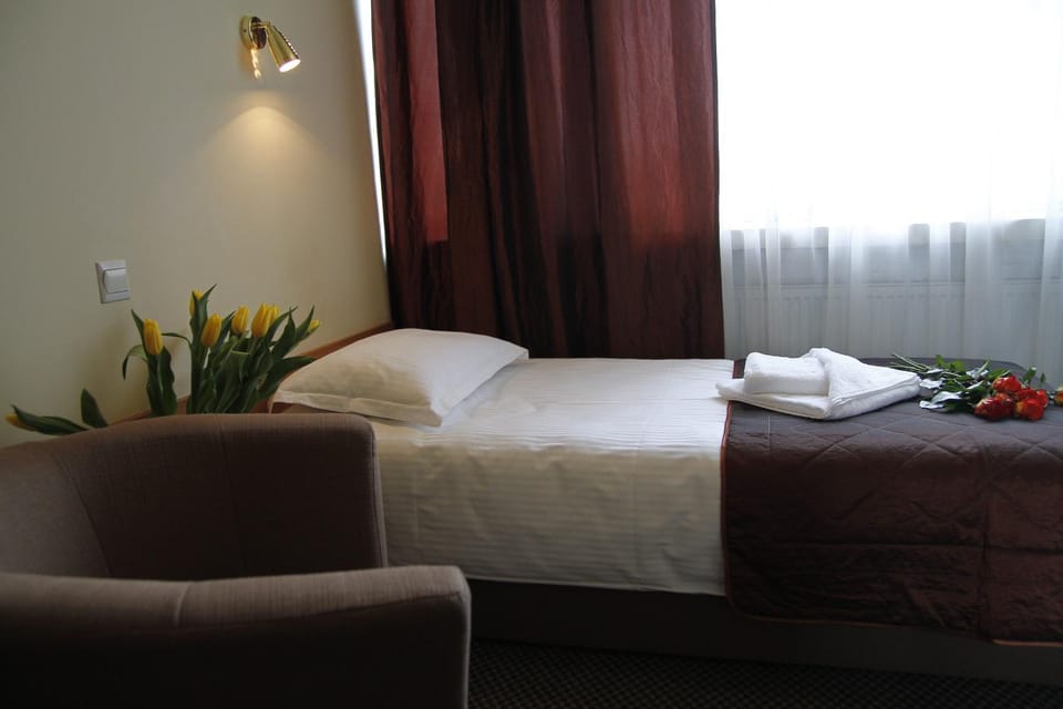 Bed, Day, Day, Photo of the whole room