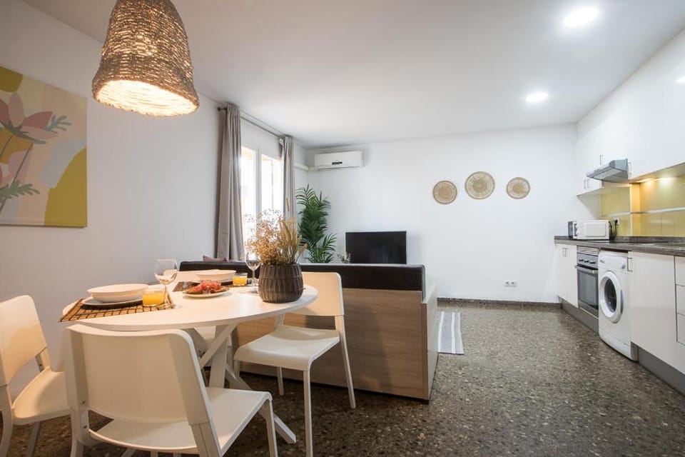 Kitchen or kitchenette, Dining area, stove