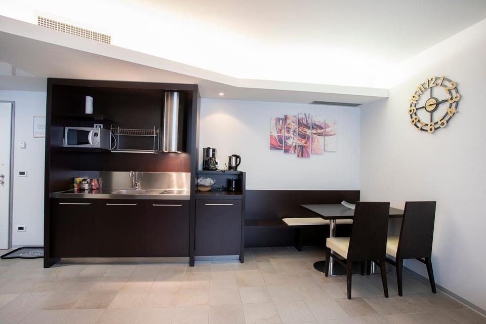 Kitchen or kitchenette, Dining area