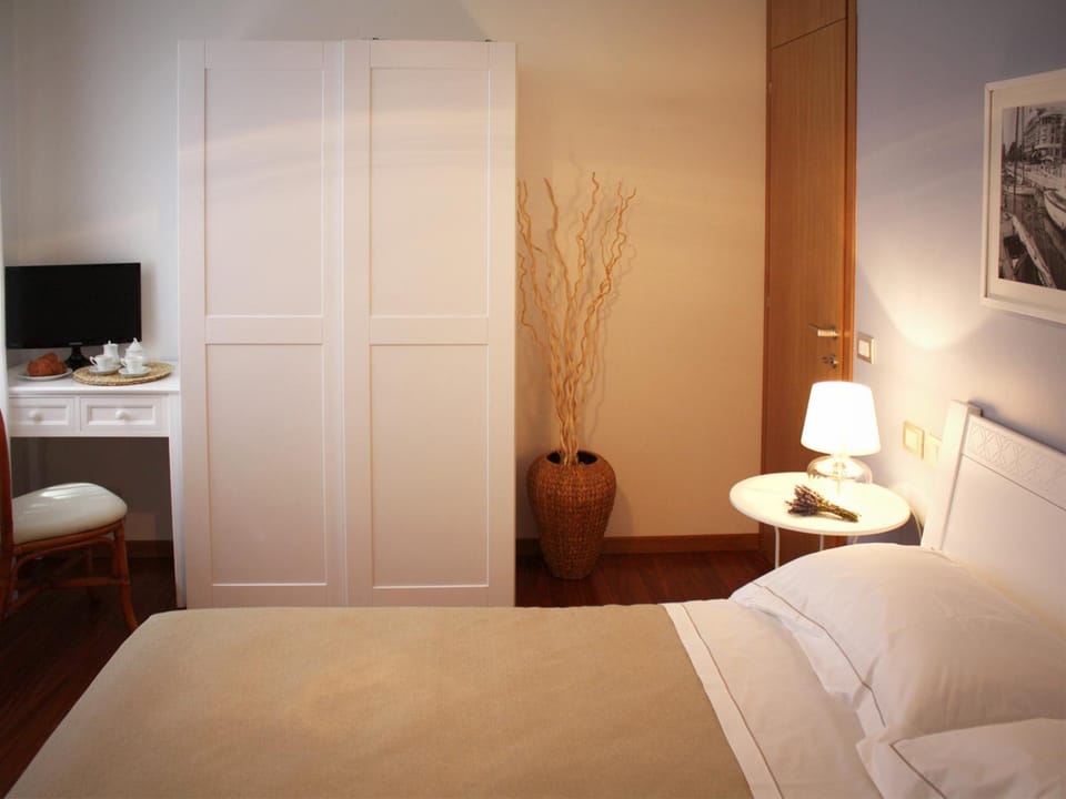 TV and multimedia, Photo of the whole room, Seating area, Bedroom