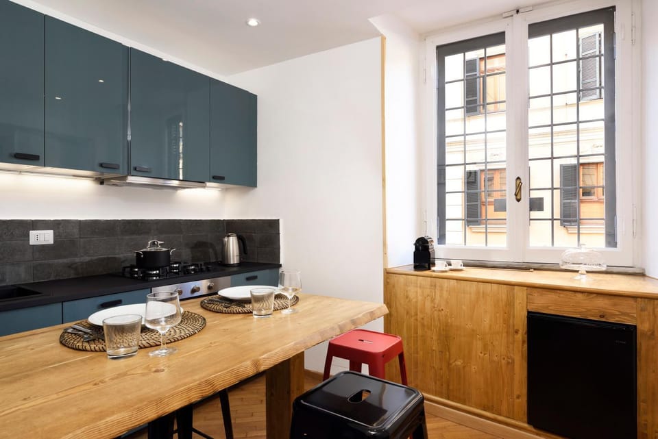 Kitchen or kitchenette, Dining area