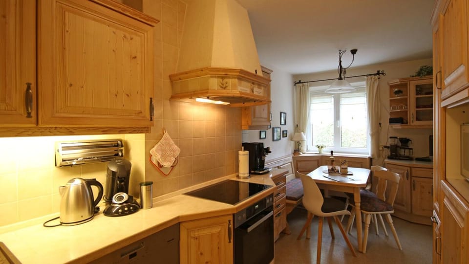 Coffee/tea facilities, Kitchen or kitchenette, Dining area