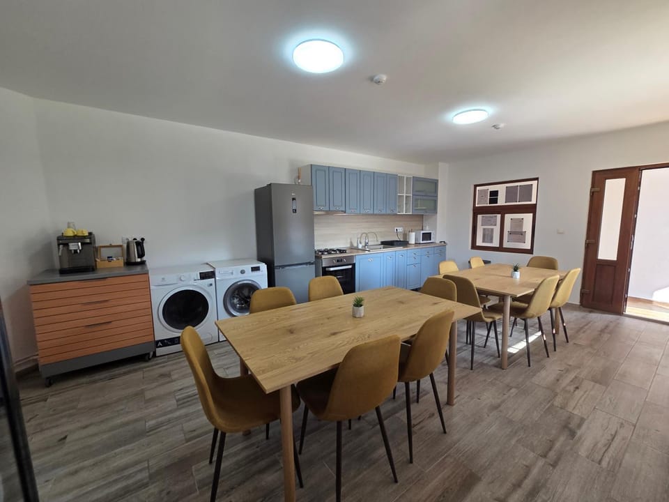 Coffee/tea facilities, Kitchen or kitchenette, Dining area