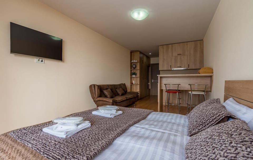 Bed, TV and multimedia, Photo of the whole room, Bedroom