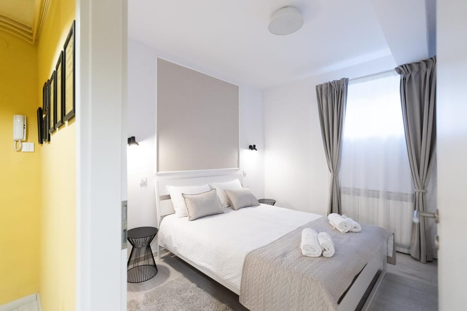Bed, Bedroom, towels