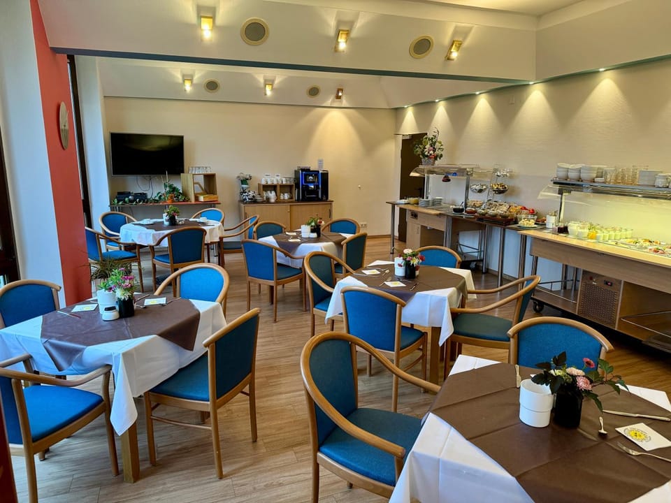 Restaurant/places to eat, Seating area, Food
