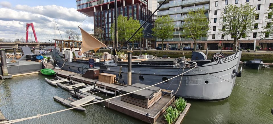 De Coaster & Aquarium Ponton Docked boat in Rotterdam