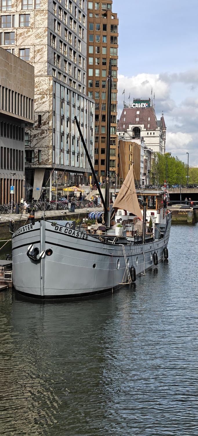De Coaster & Aquarium Ponton Docked boat in Rotterdam