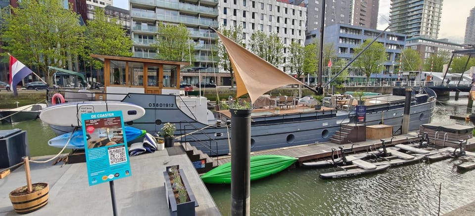 De Coaster & Aquarium Ponton Docked boat in Rotterdam