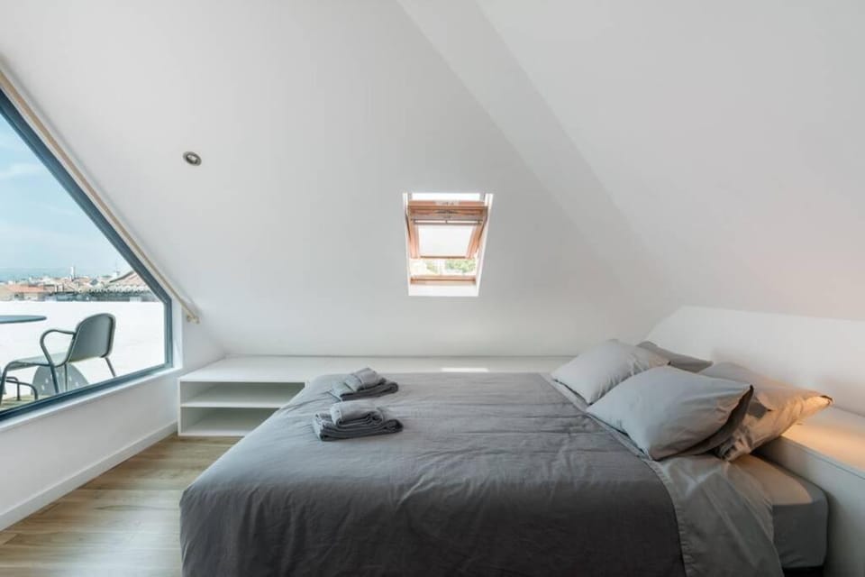 Bed, Bedroom, towels