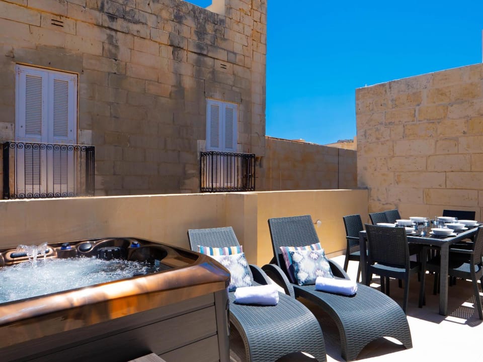Hot Tub, Dining area, sunbed