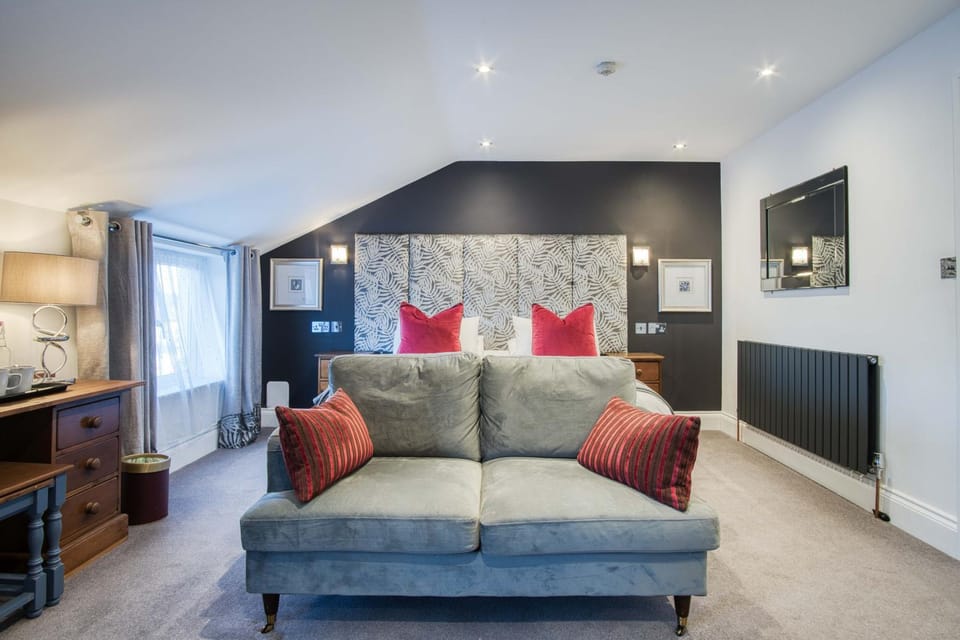 TV and multimedia, Coffee/tea facilities, Living room, Seating area, Bedroom