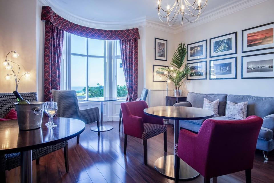 Living room, Lounge or bar, Seating area, Sea view, Breakfast, Continental breakfast, English/Irish breakfast, Drinks