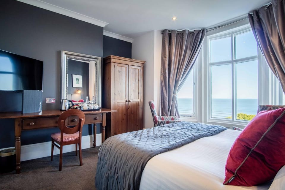 Bed, TV and multimedia, Coffee/tea facilities, Photo of the whole room, Seating area, Bedroom, Sea view, wardrobe