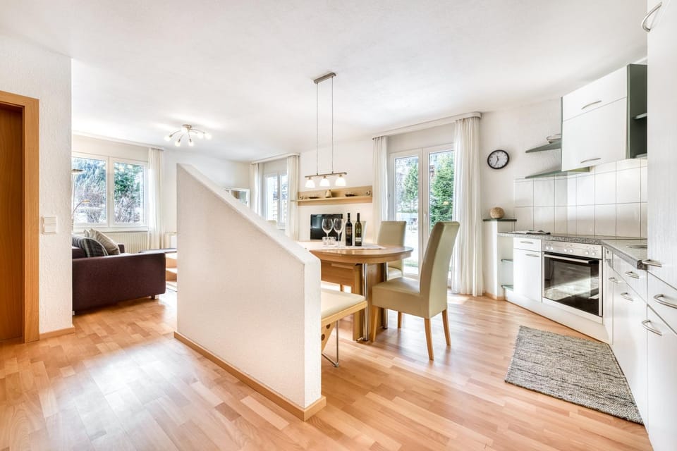 Kitchen or kitchenette, Living room, Seating area, Dining area