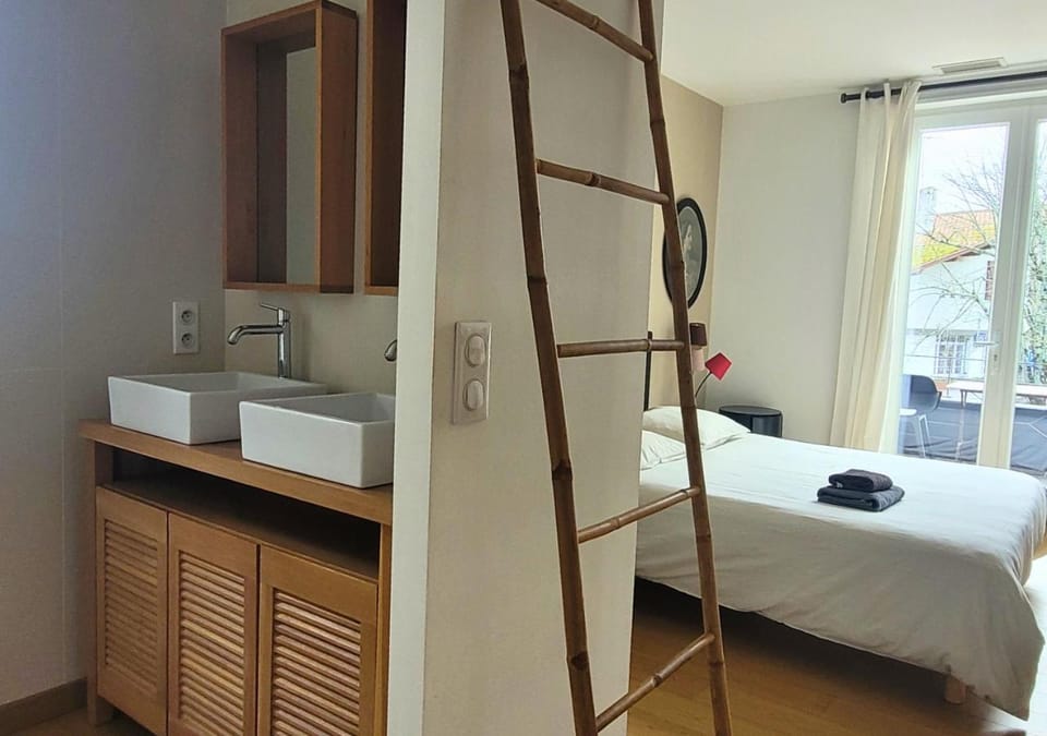 Bed, Photo of the whole room