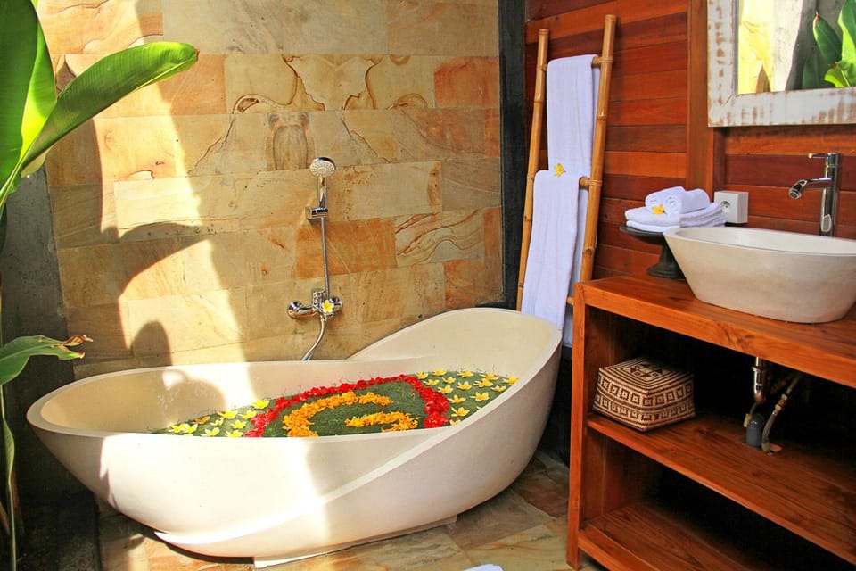 Toilet, Hot Tub, Bathroom