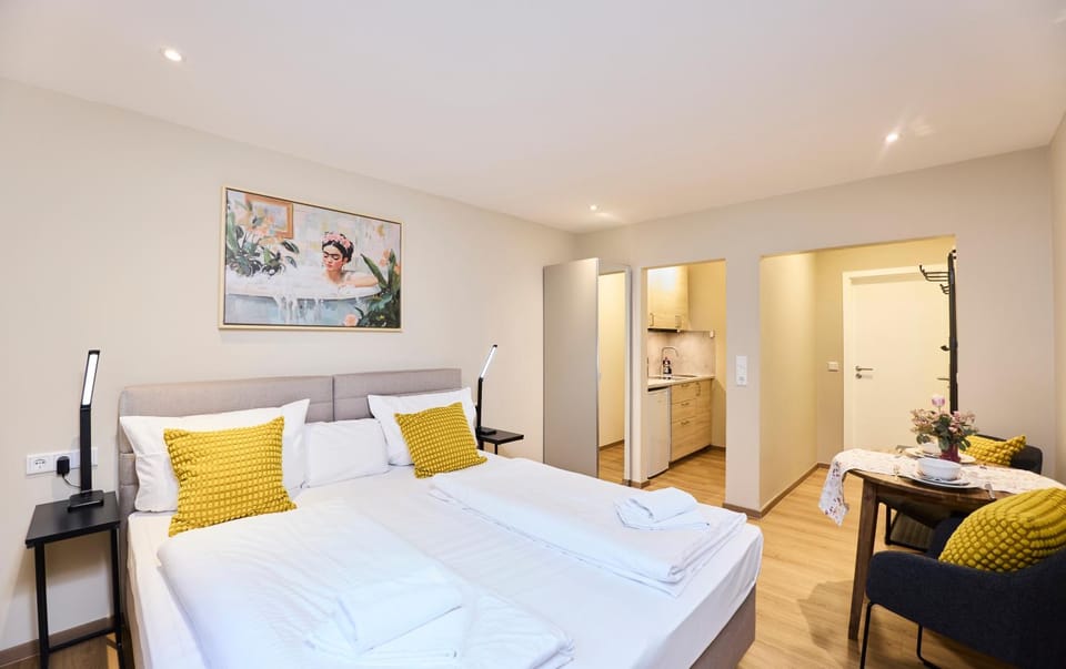 Bed, Dining area, Bedroom, kitchen