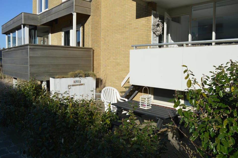 Property building, Patio, Day, Garden, Balcony/Terrace, Dining area