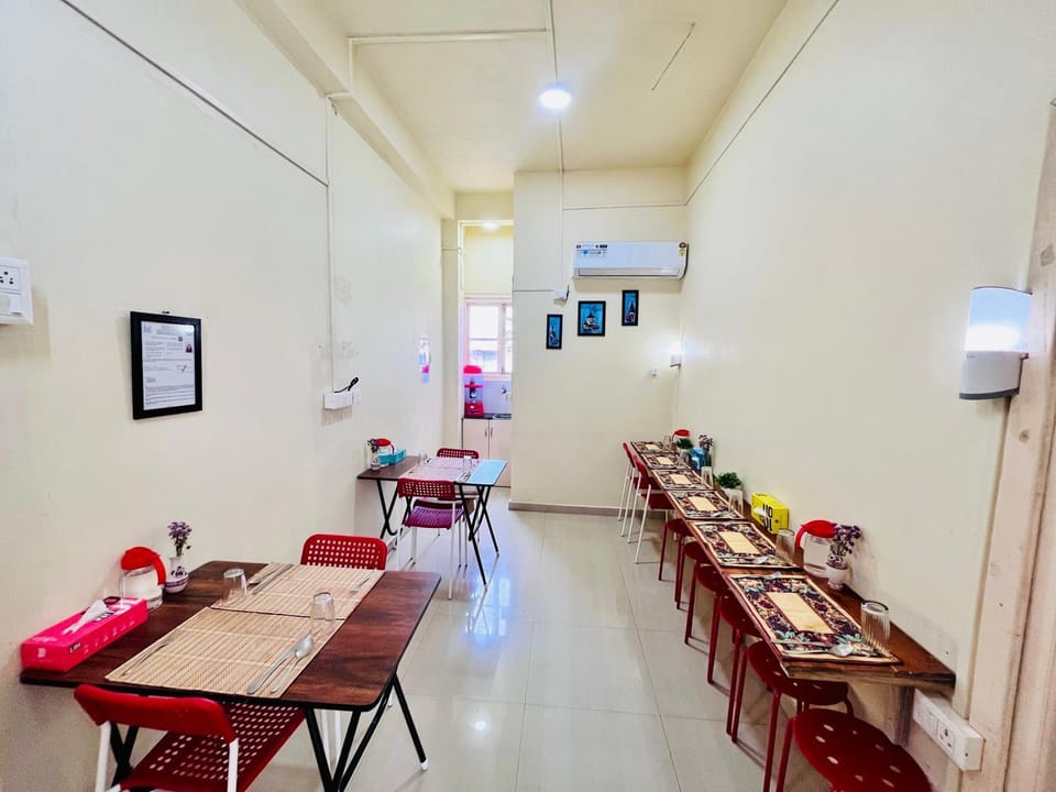 Restaurant/places to eat, Food and drinks, Dining area
