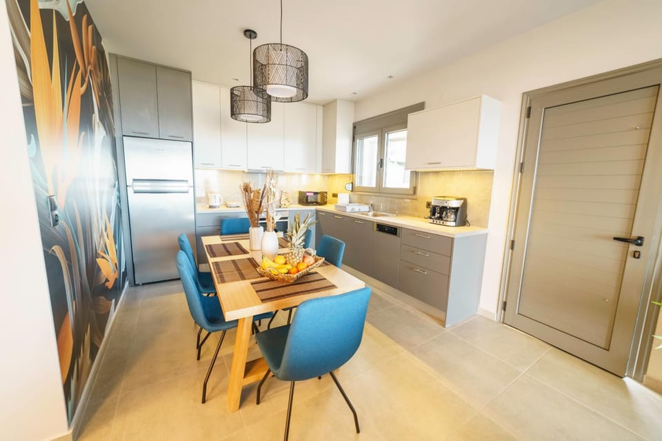 Kitchen or kitchenette, Dining area, minibar, oven, pet friendly, stove