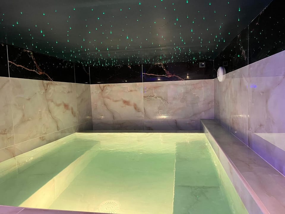 Hot Tub, Spa and wellness centre/facilities