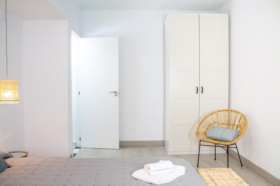 Bed, Photo of the whole room, Decorative detail, Bedroom, wardrobe