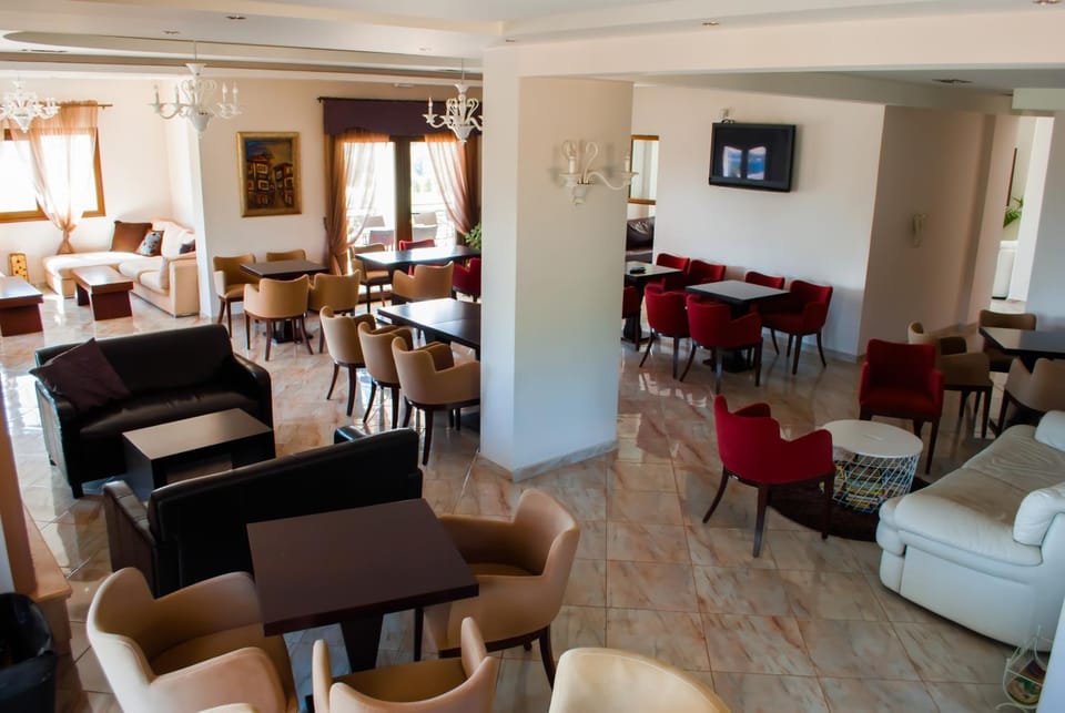 Restaurant/places to eat, Lounge or bar