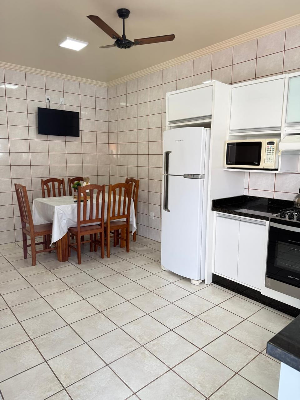 TV and multimedia, Kitchen or kitchenette, Dining area, oven, stove
