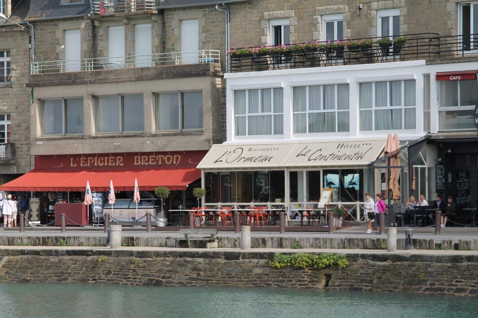 Facade/entrance, View (from property/room)