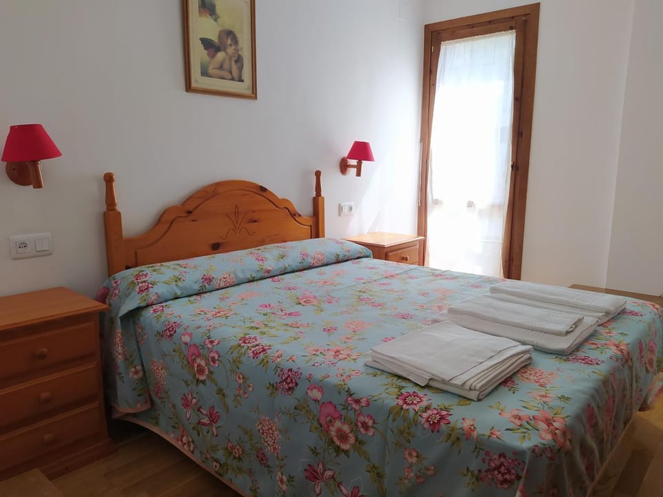 Bed, Day, Summer, Photo of the whole room, Decorative detail, Bedroom, On site